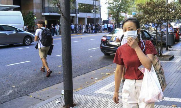 Informar desde la calle  con el barbijo puesto